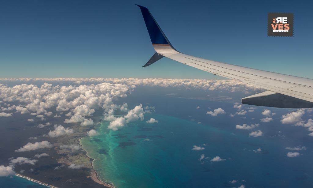 Avión volando a Cancún